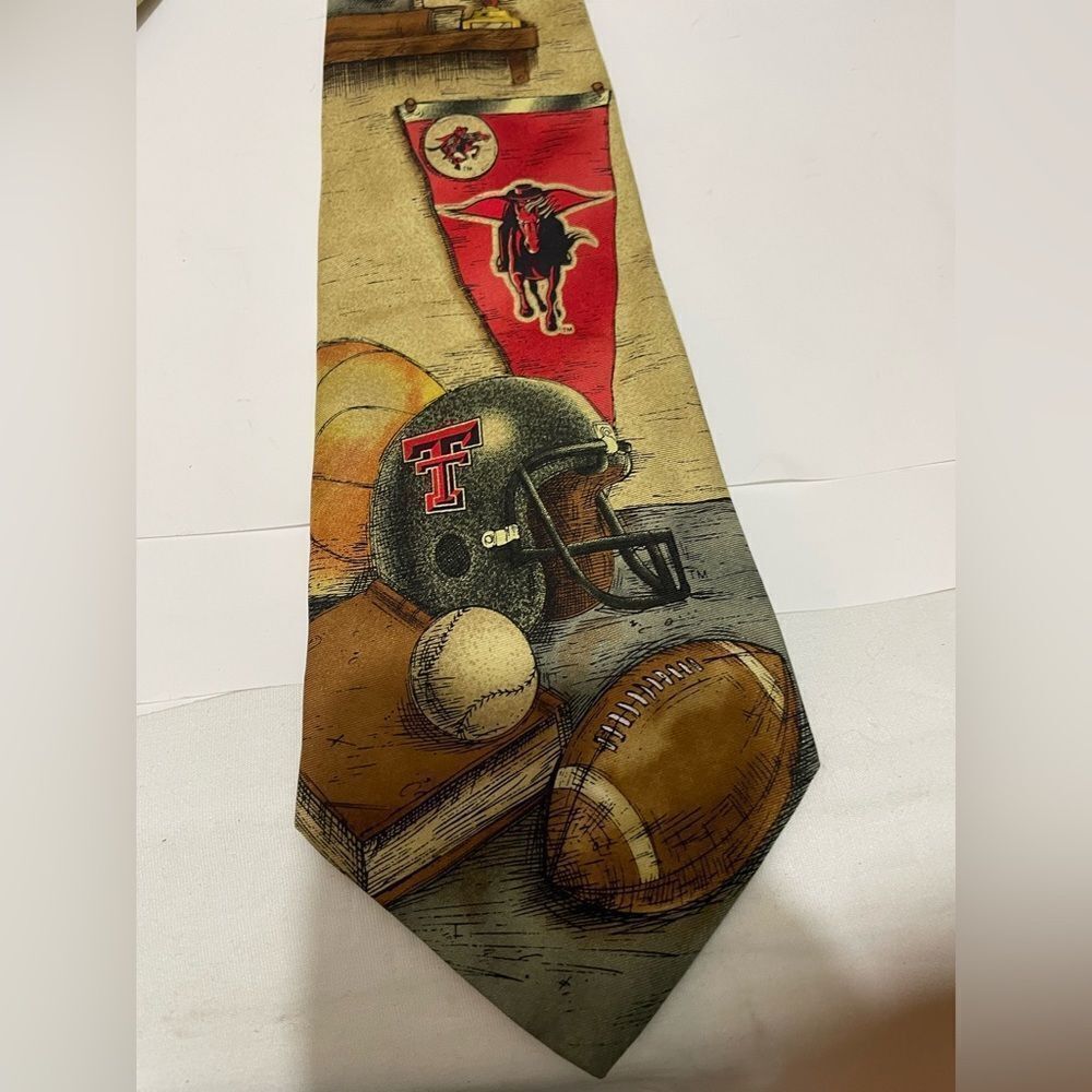Vintage Eagles Wings Texas Tech 100% Silk Tie. 
Very good condition
